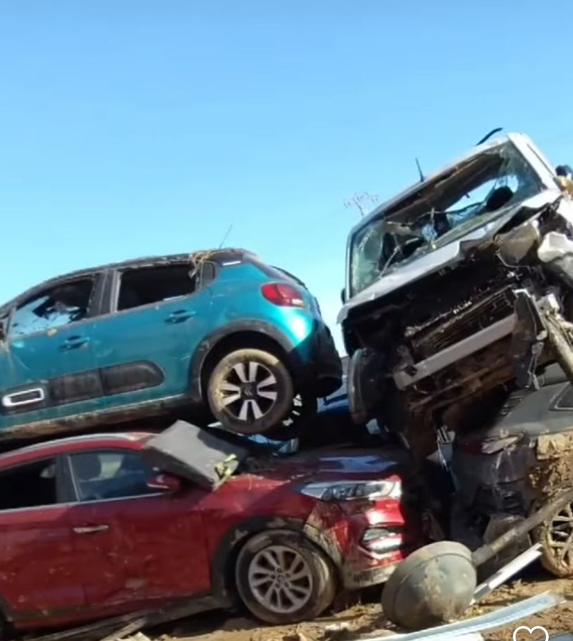Seguimos dándole caña, cada vez hay más llamadas y tenemos más coches pendientes, Javier Sendín, el mecánico salmantino ya está de nuevo en Paiporta
