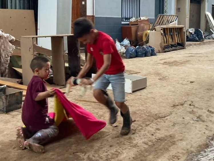 El torero salmantino que busca a estos niños valencianos para invitarles a su ganadería