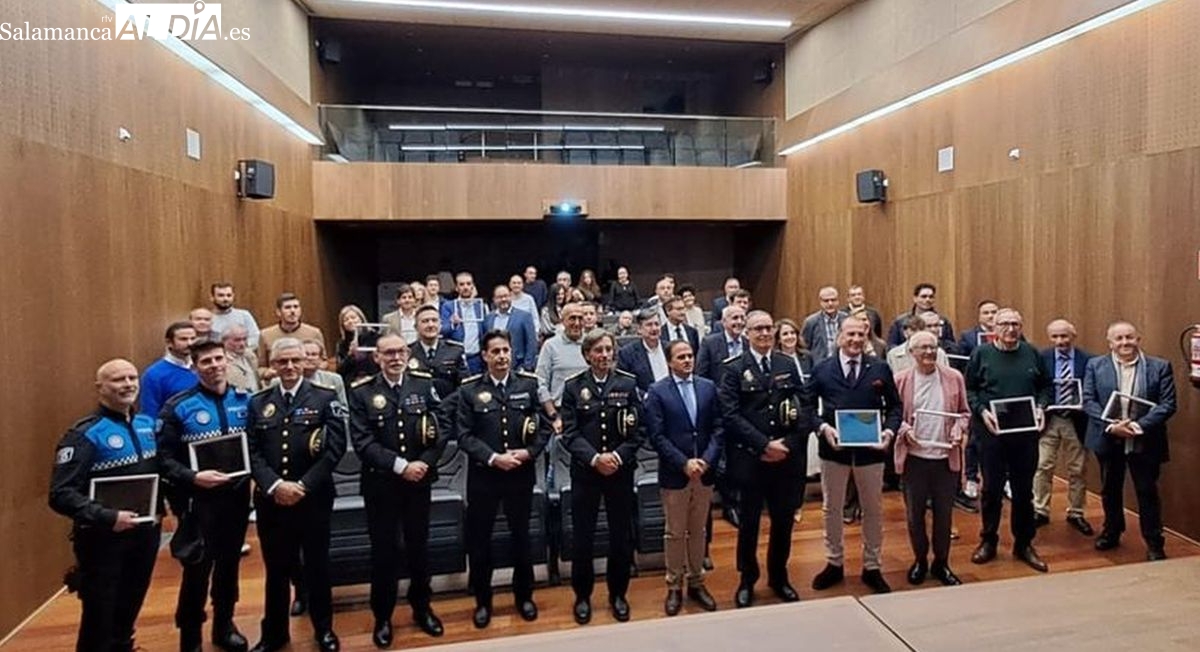 Reconocimiento a quienes han colaborado con la celebración del 175 aniversario de la Policía Local de Salamanca