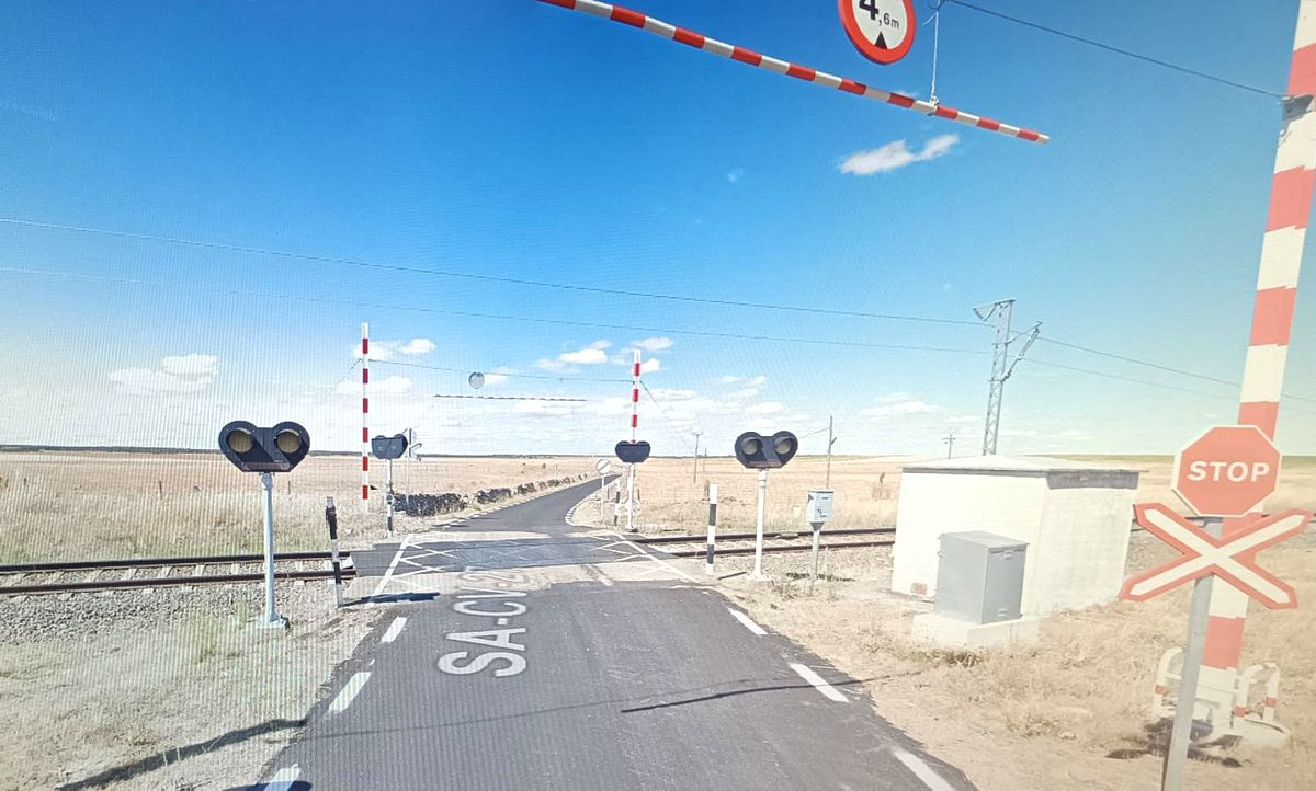 El choque de una locomotora de tren con un tractor provoca la muerte de un hombre de 80 años en Quejigal