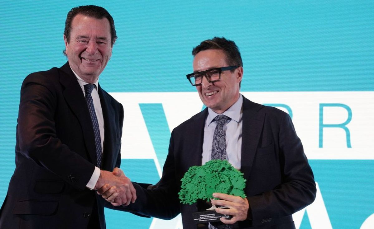 El rector de la USAL, premiado por Empresa Familiar de Castilla y León