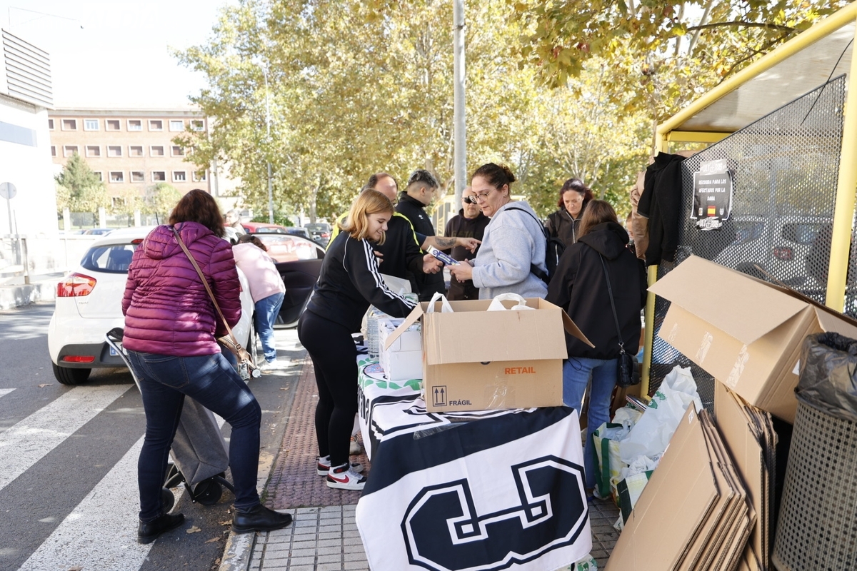 Masiva respuesta en la recogida de Carrefour: De momento hemos recogido 15.000 kilos. Salimos con cuatro furgonetas llenas dirección a Valencia (FOTOS y VÍDEO)