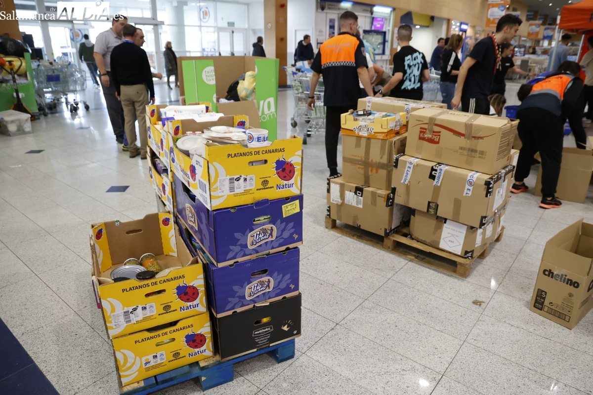 Kilos de solidaridad en la recogida en Leclerc a beneficio de los damnificados por la DANA (FOTOS y VÍDEO)