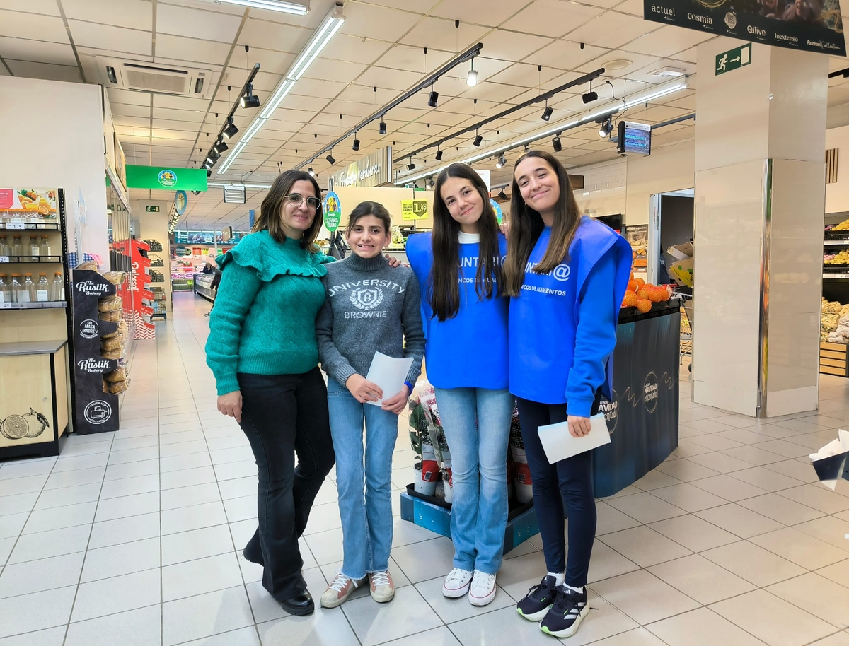 Alumnos y profesores del Colegio Maristas colaboran con el Banco de Alimentos en la Gran Recogida 2024