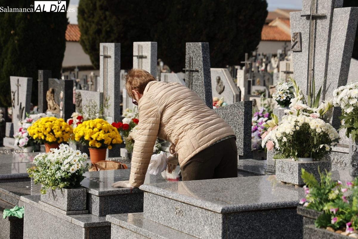 Los salmantinos visitan a sus seres queridos ya fallecidos en el Día de Todos los Santos