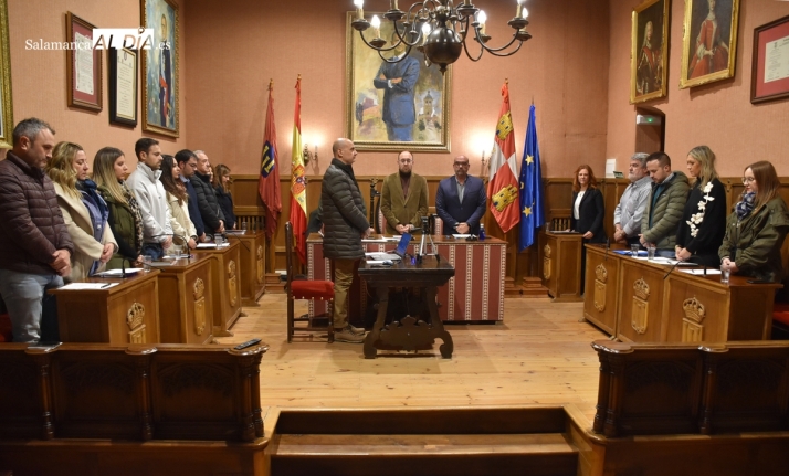 El Pleno del Ayuntamiento guarda un minuto de silencio por las víctimas de la DANA