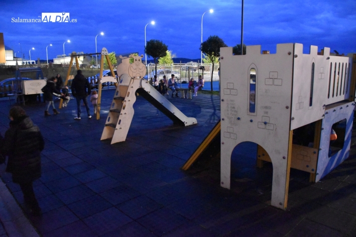 Reclaman iluminación para el parque de la calle Hermanos García Carraffa