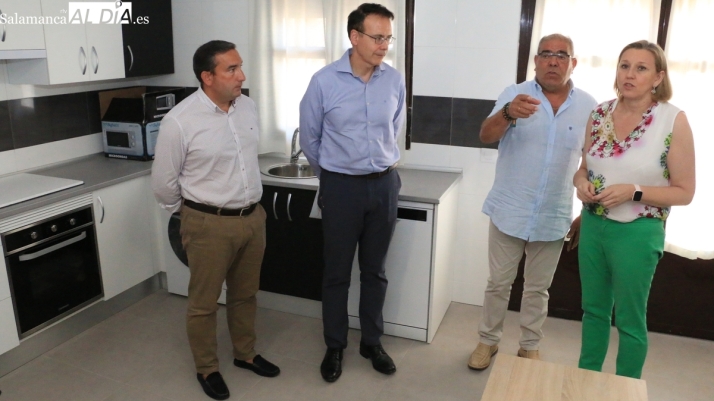 Charla informativa en Peralejos de Abajo sobre atención a mayores en domicilios y Viviendas en Red