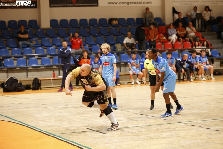 El BM Salamanca pierde por la mínima en medio del puente con el BM Santoña (33-32)