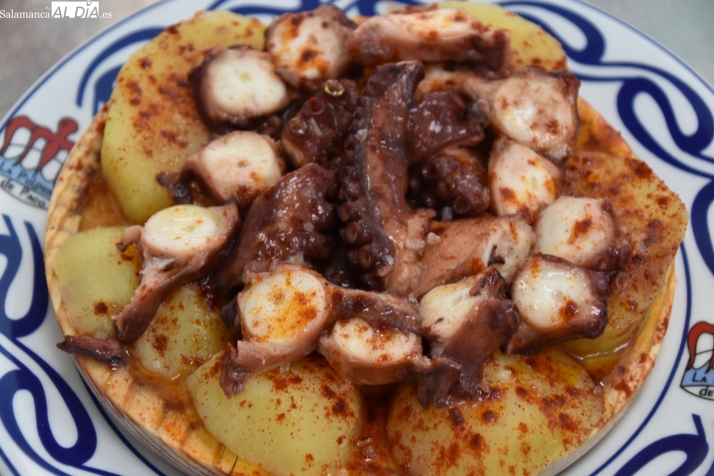 ¡Entre fogones! Así se elabora el pulpo más famoso de Salamanca (VÍDEO Y FOTOS)