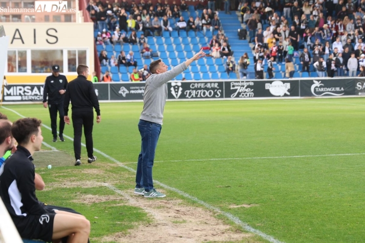 El entrenador del Barakaldo dice que Unionistas vende valores por esconder balones y Llácer asegura que le molesta su acusación 