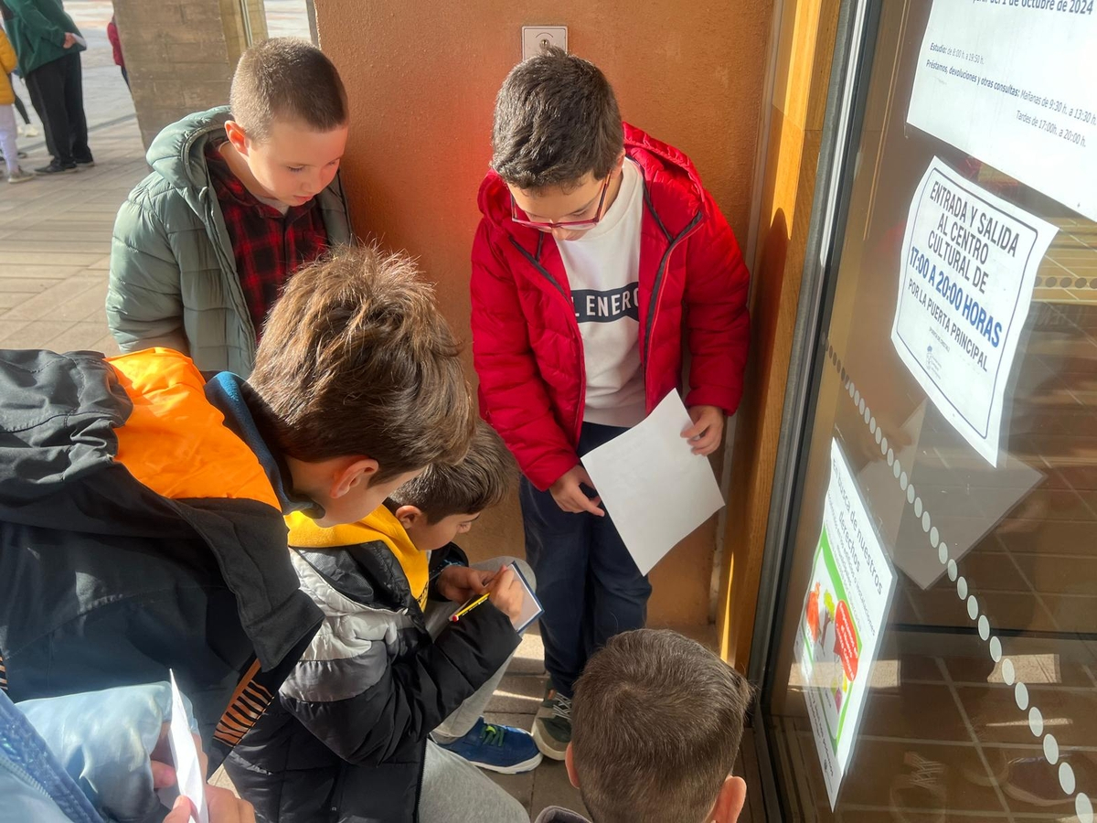 40 niños de Carbajosa de la Sagrada disfrutan de una yincana para encontrar sus diez derechos