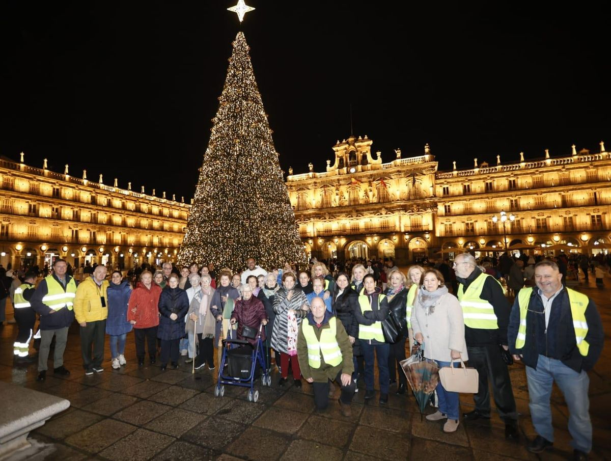 Solidaridad salmantina para que mayores de Residencias disfruten de la iluminación Navideña de la ciudad