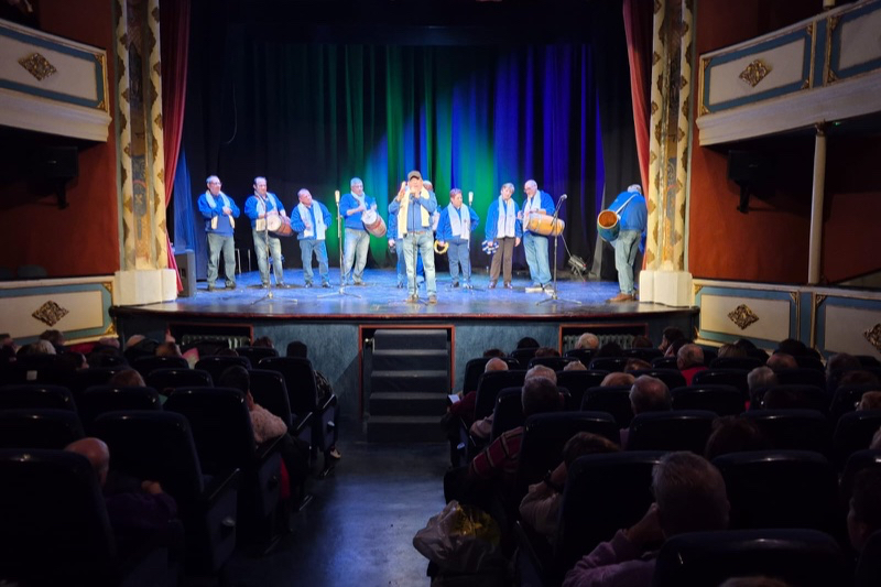 La Comparsa Peñarandina, incombustible un año más sobre las tablas del Teatro Calderón en su multitudinario concierto de navidad