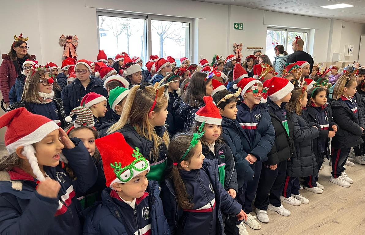 Alumnos de Misioneras-Santa Teresa alegran la Navidad a los usuarios de la Residencia Mixta