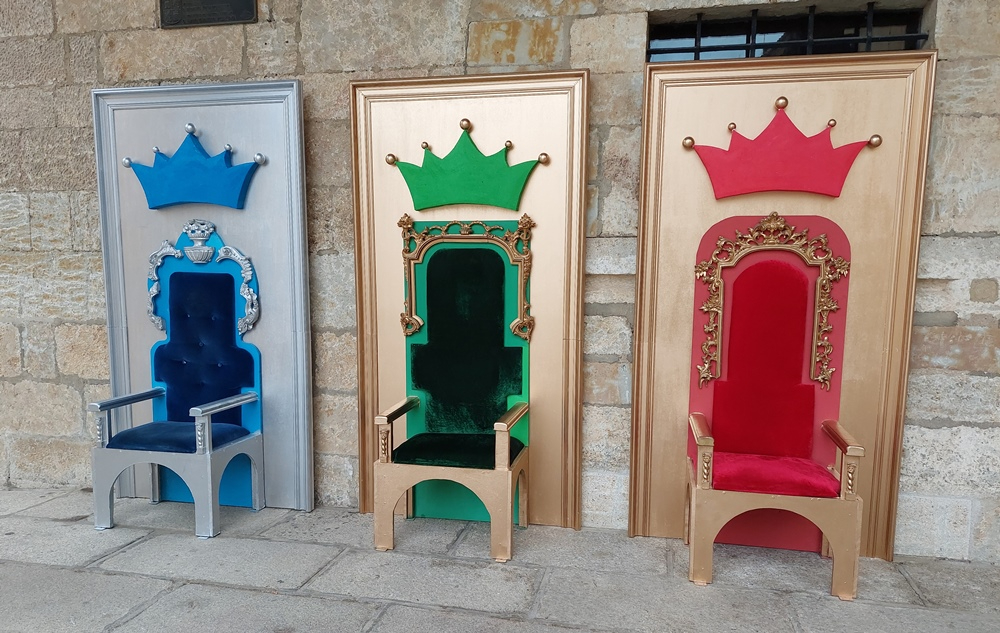 Instalados los tronos reales en los soportales de la Casa Consistorial