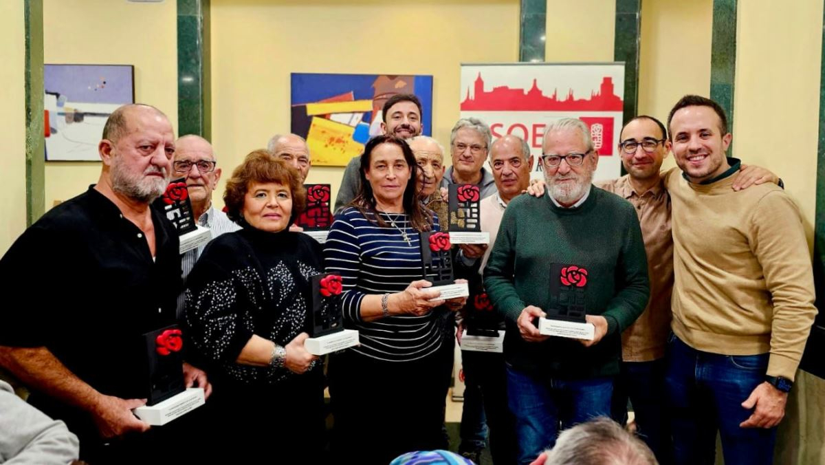 El PSOE homenajea a varios históricos en la comida navideña de su militancia