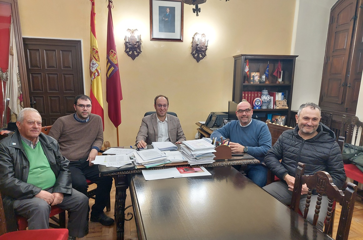 Apuesta por el asfaltado, los parques y el alumbrado artístico en el Presupuesto reciente más inversor