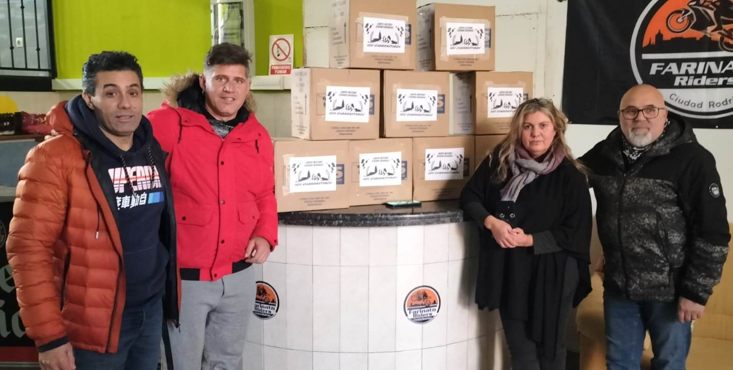 Los Clandestinos aportan a la Papanoelada un gran lote de productos de limpieza