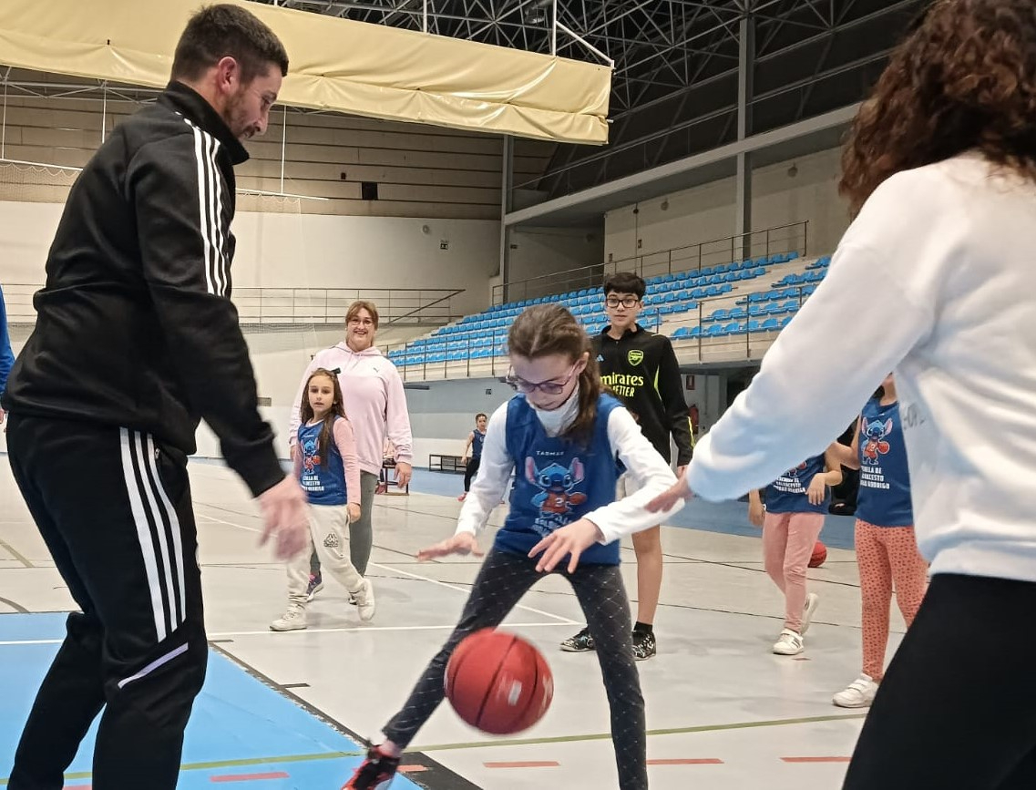 Las benjamines de la Escuela de Baloncesto compiten contra sus familiares