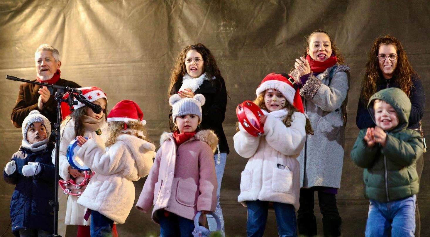 Los más pequeños animan con sus villancicos la tarde dominical en el Mercado Hispanoluso