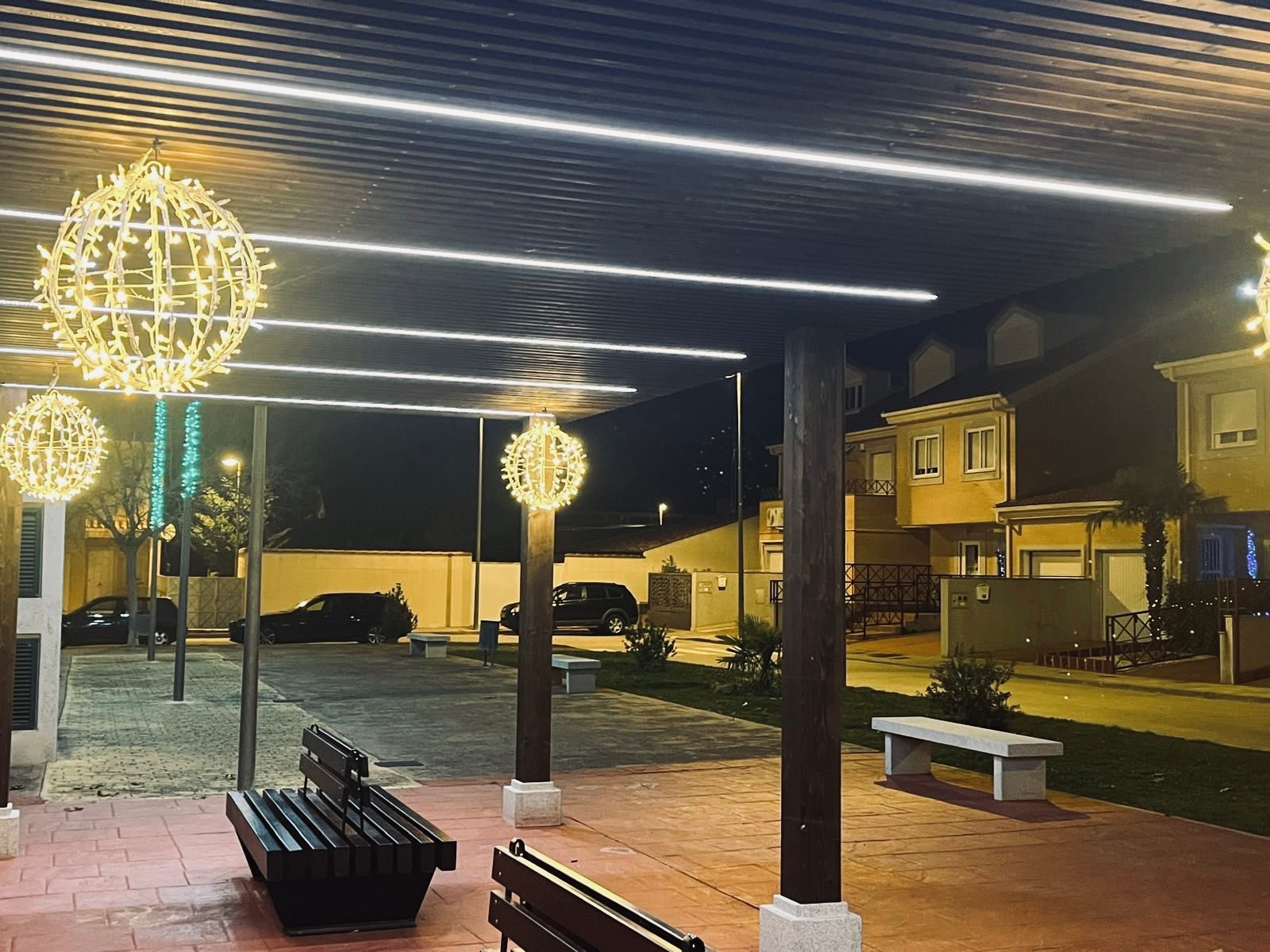 Los vecinos de la Urbanización Valparaiso se unen para iluminar la Navidad en la Plaza de las Culturas