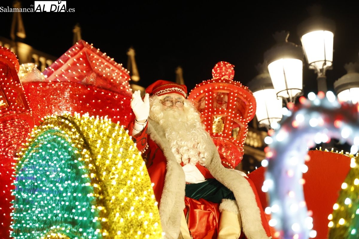 Papá Noel reparte ilusión por el centro de Salamanca (VÍDEO Y GALERÍA DE FOTOS)