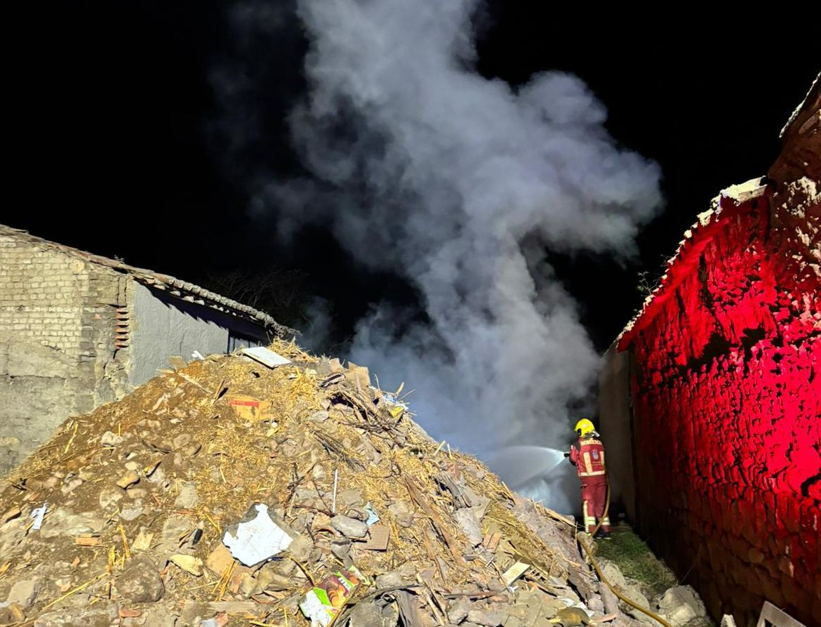 Una quema de restos no autorizada moviliza dos camiones de bomberos en La Vellés  