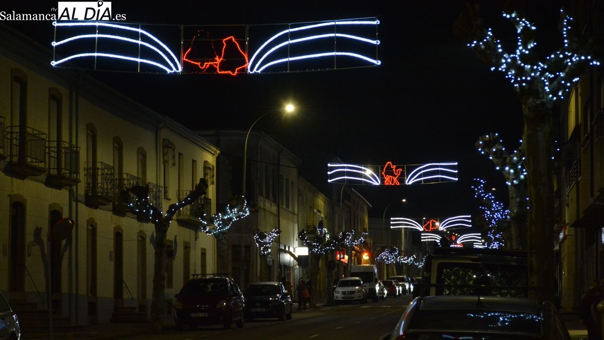 El encendido del alumbrado en la carretera marca el inicio de la Navidad en Lumbrales