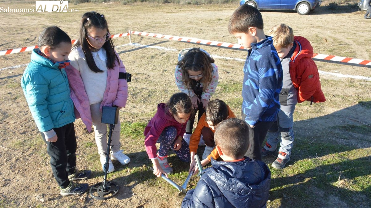 Los niños de Lumbrales descubren pequeños tesoros en un taller de detección de metales