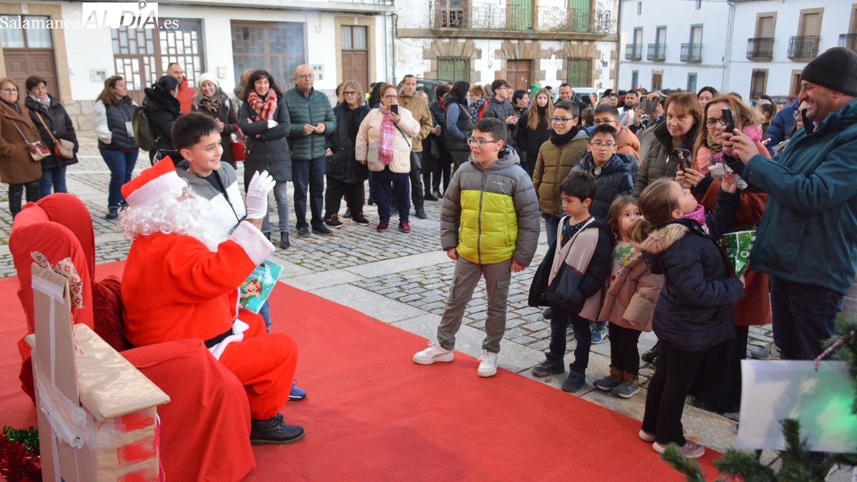 Animado encuentro de Papá Noel con los niños y niñas en Lumbrales