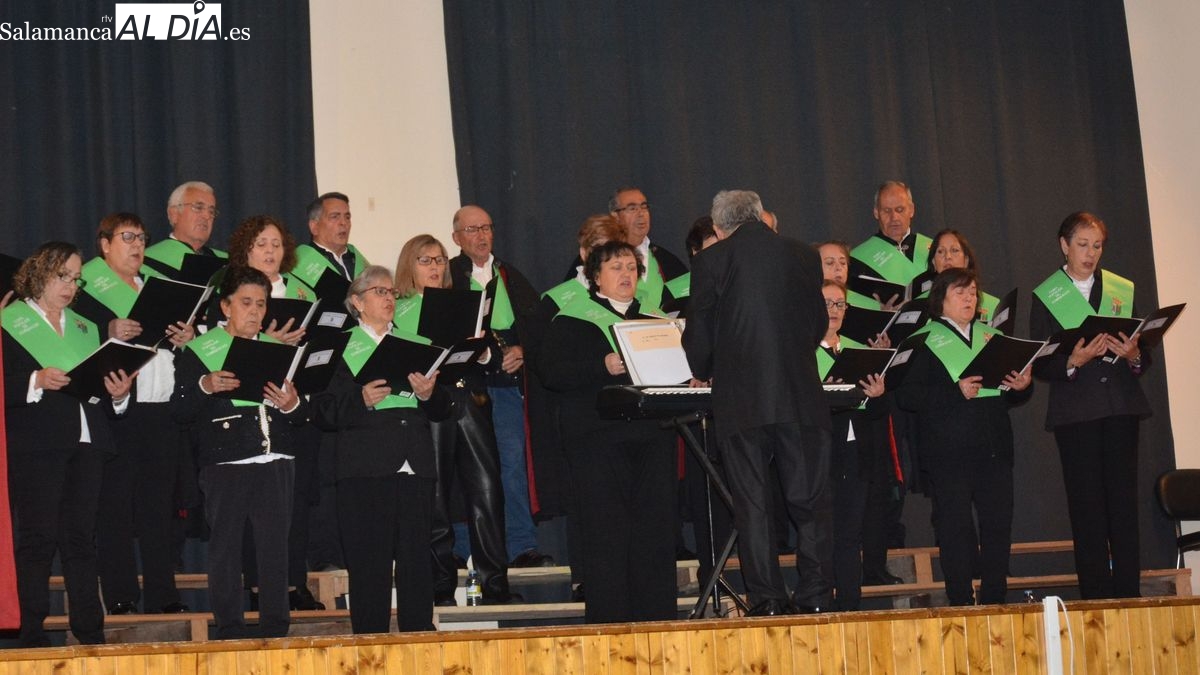 El Coro Popular de Lumbrales estrena dos villancicos en su Concierto de Navidad