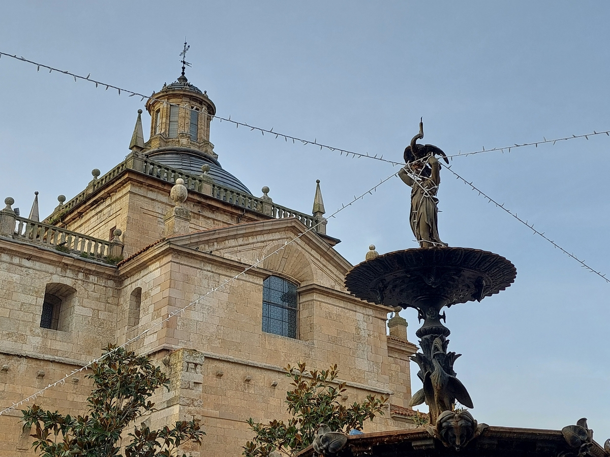 Desplegada la recuperada iluminación navideña de la Plazuela del Buen Alcalde
