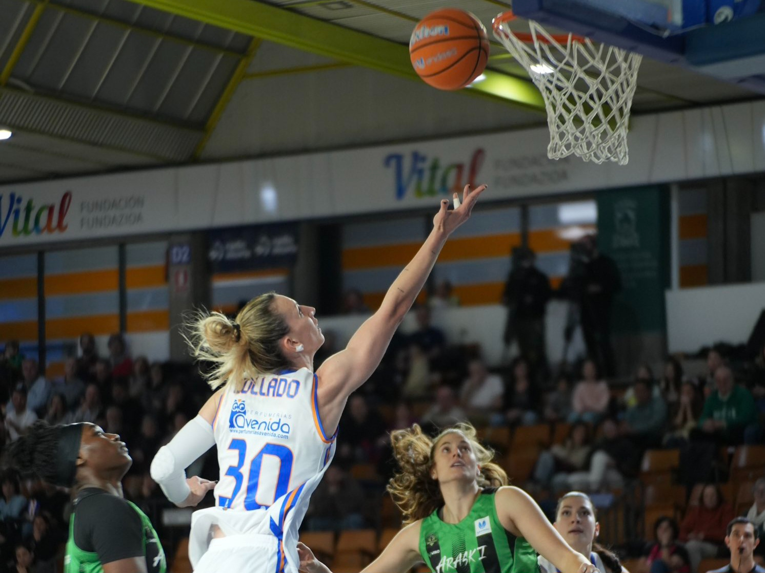 El Perfumerías Avenida gana al Valencia Basket en un espectacular partido de las azulonas (81-93)