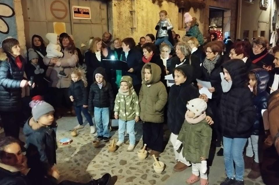 Fuenteguinaldo festeja la llegada de la Navidad de la mano de las Damajuanas