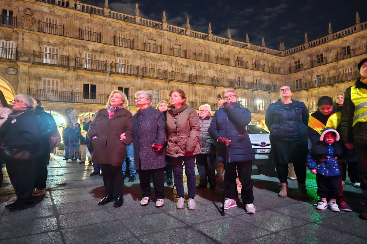La emoción de Dori y Lucía al ver la iluminación navideña de Salamanca: Está precioso. Es una gran iniciativa porque de otra forma no podríamos venir