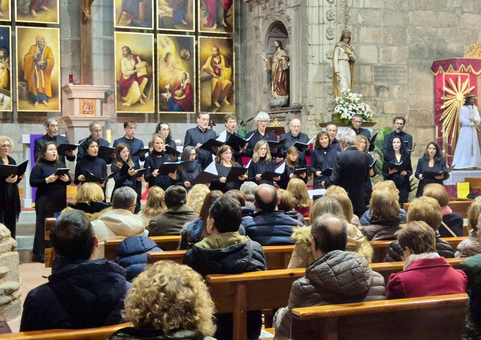 La parroquia se llena de música con el emotivo concierto del Coro de Cámara de la Universidad de Salamanca