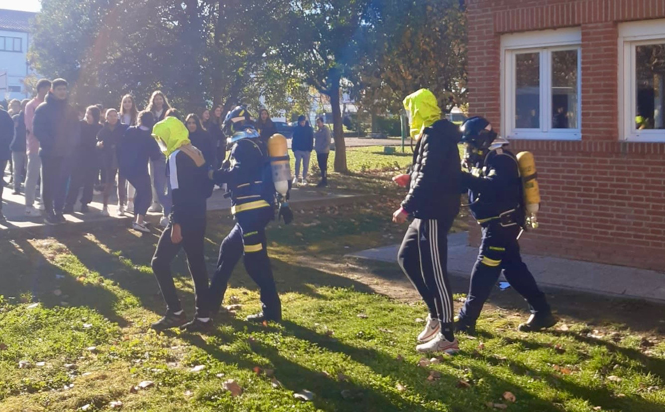 Los bomberos de la ciudad desarrollan un simulacro de incendio en el IES Germán Sánchez Ruipérez