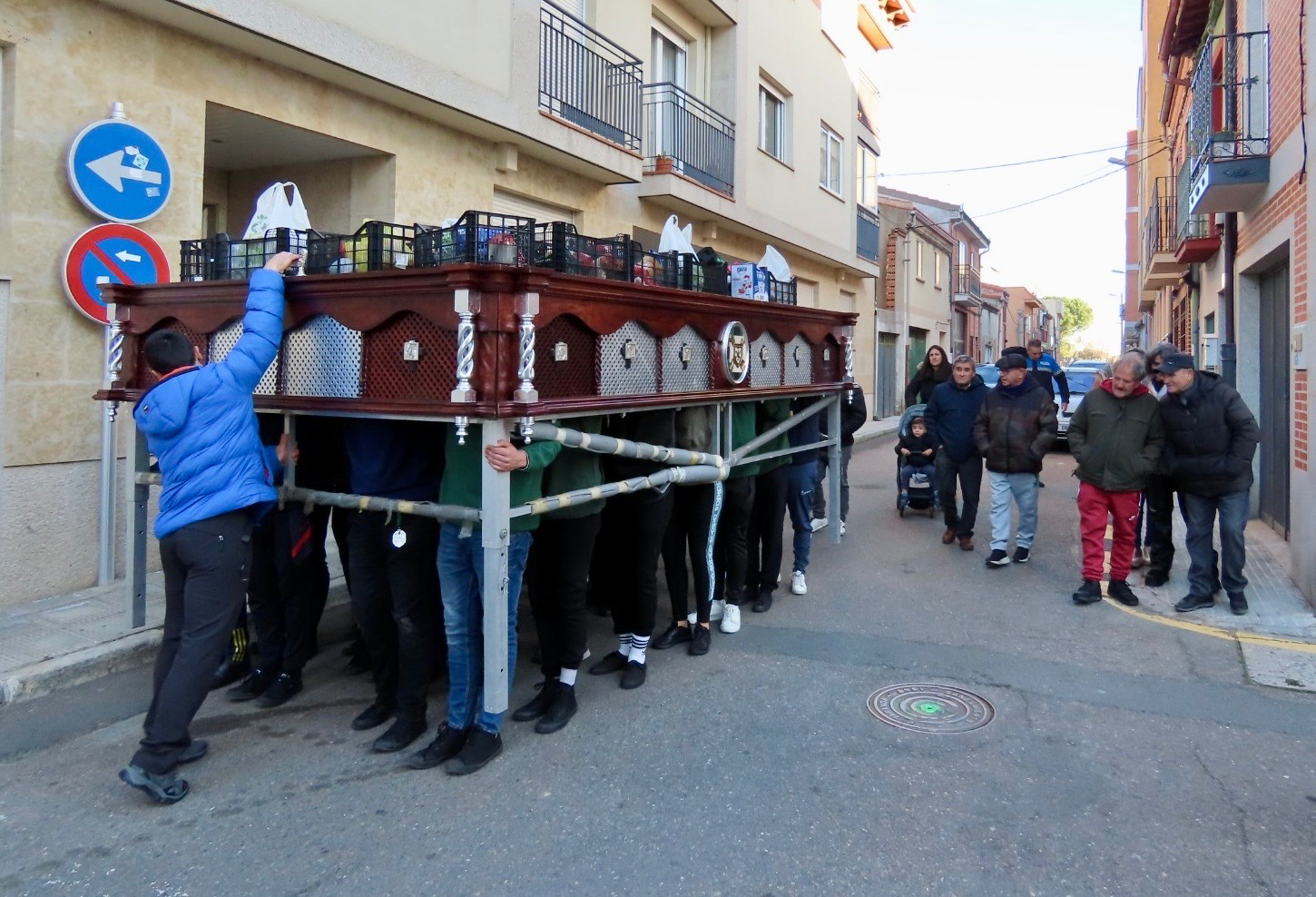 Los costaleros de Nuestra Señora de la Esperanza y el apoyo vecinal protagonizan el ensayo solidario con el objetivo de recoger alimentos