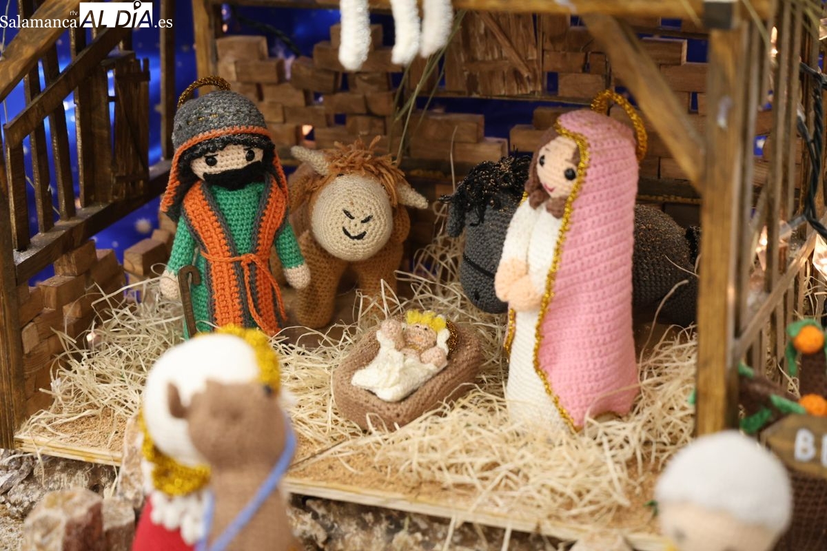 FOTOS y VÍDEO del original Belén tejido con ganchillo que puedes ver en Salamanca