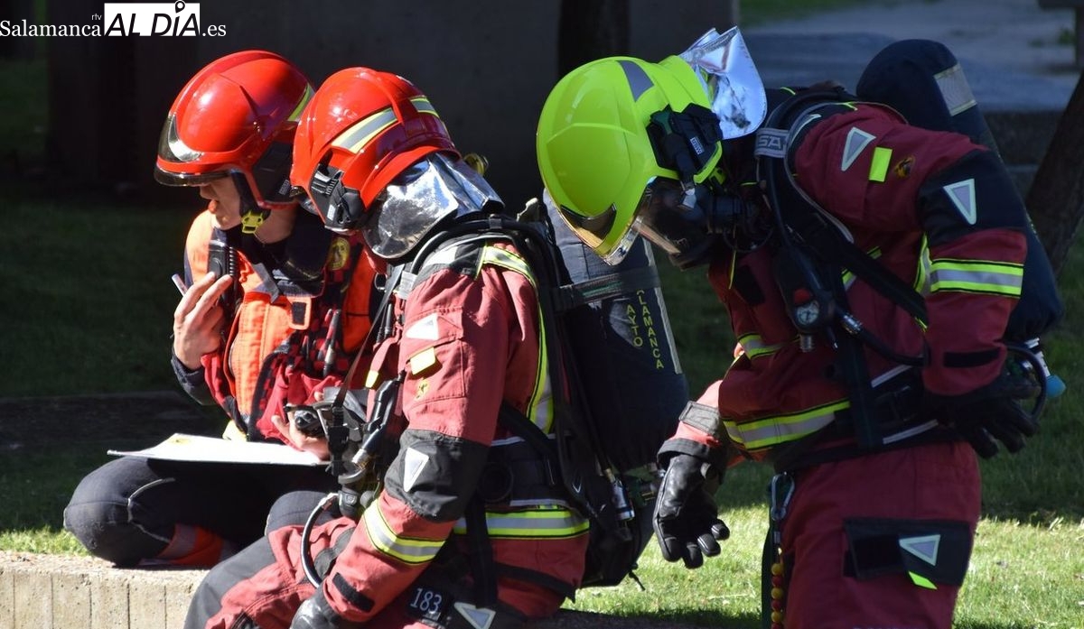 Los Bomberos liberan al conductor de una furgoneta volcada en la carretera de Alba