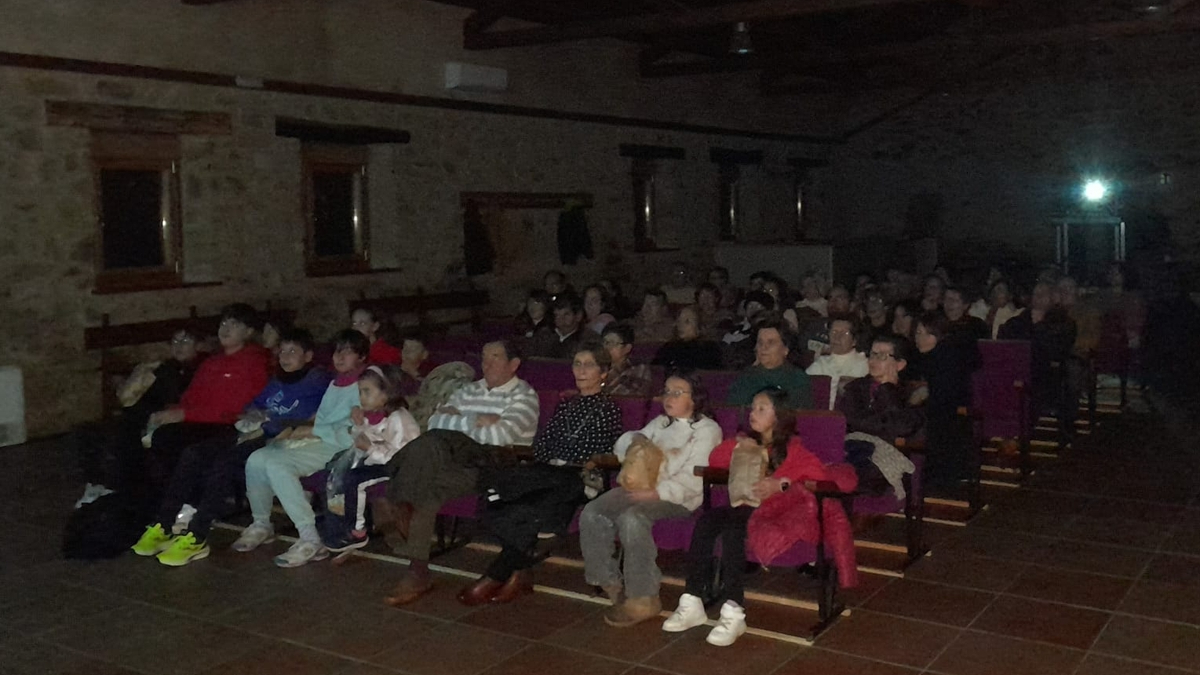 Pequeños y mayores disfrutan del cine en Cipérez y de un chocolate bien caliente
