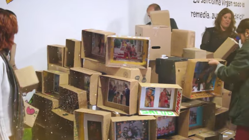 Misioneras-Santa Teresa construye un árbol de deseos en su vídeo de felicitación navideña