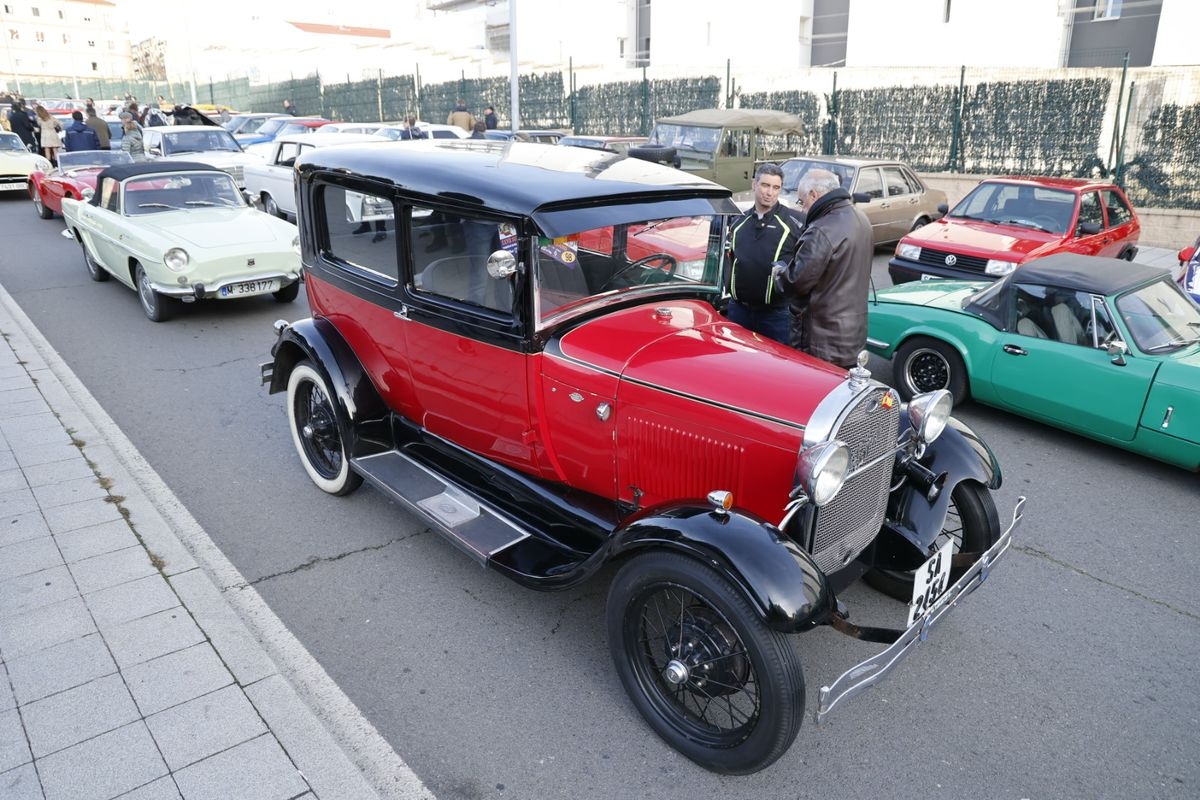 Los vehículos clásicos desfilan por Salamanca para homenajear al Guardia Urbano (FOTOS y VÍDEO)