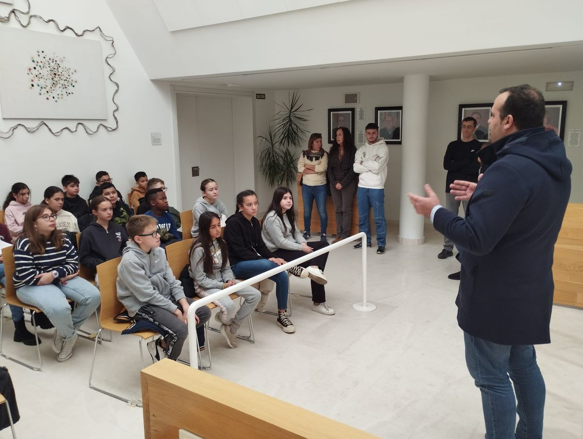 Los alumnos de 6º de Primaria del colegio Carmen Martín Gaite de Santa Marta conmemoran la Constitución