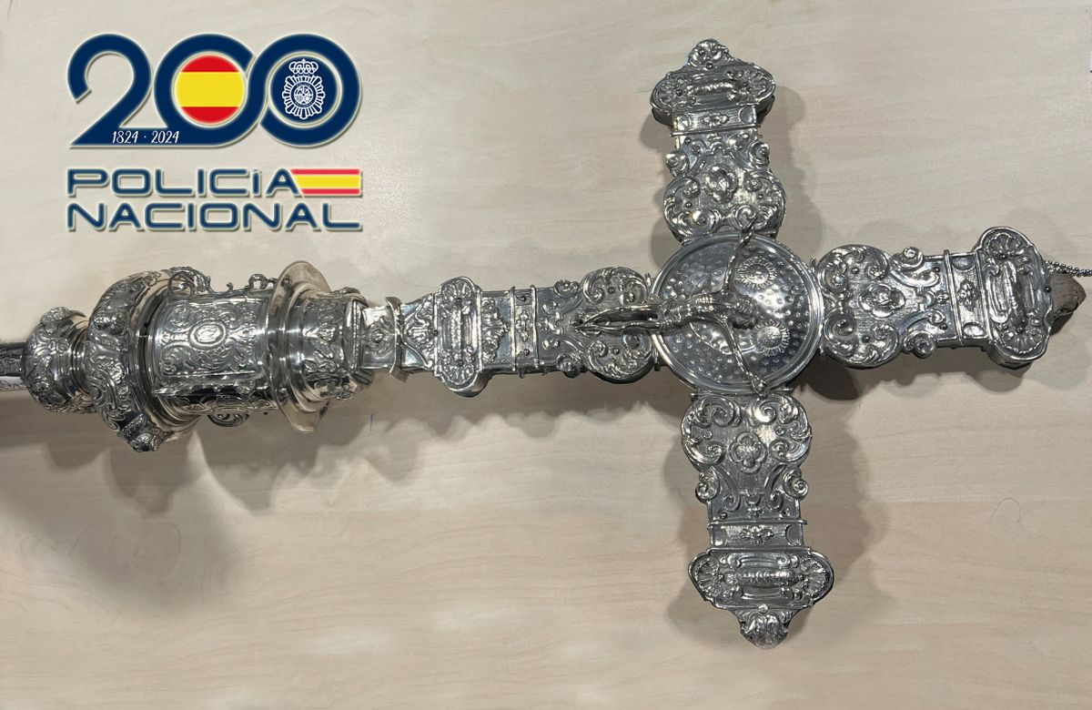 Recuperan una cruz de plata del siglo XVII robada en una iglesia del Carmen