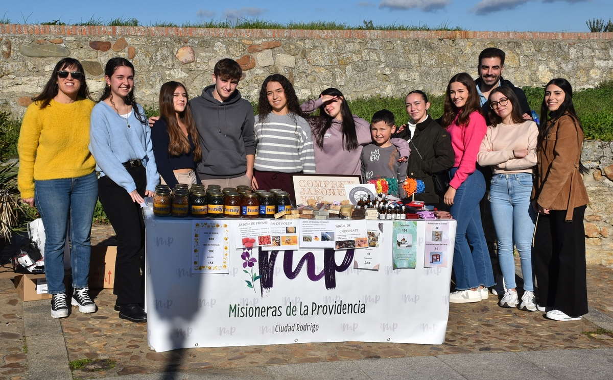 Los alumnos de 4º de la ESO de Misioneras se suman al mercadillo para financiar su viaje a Granada