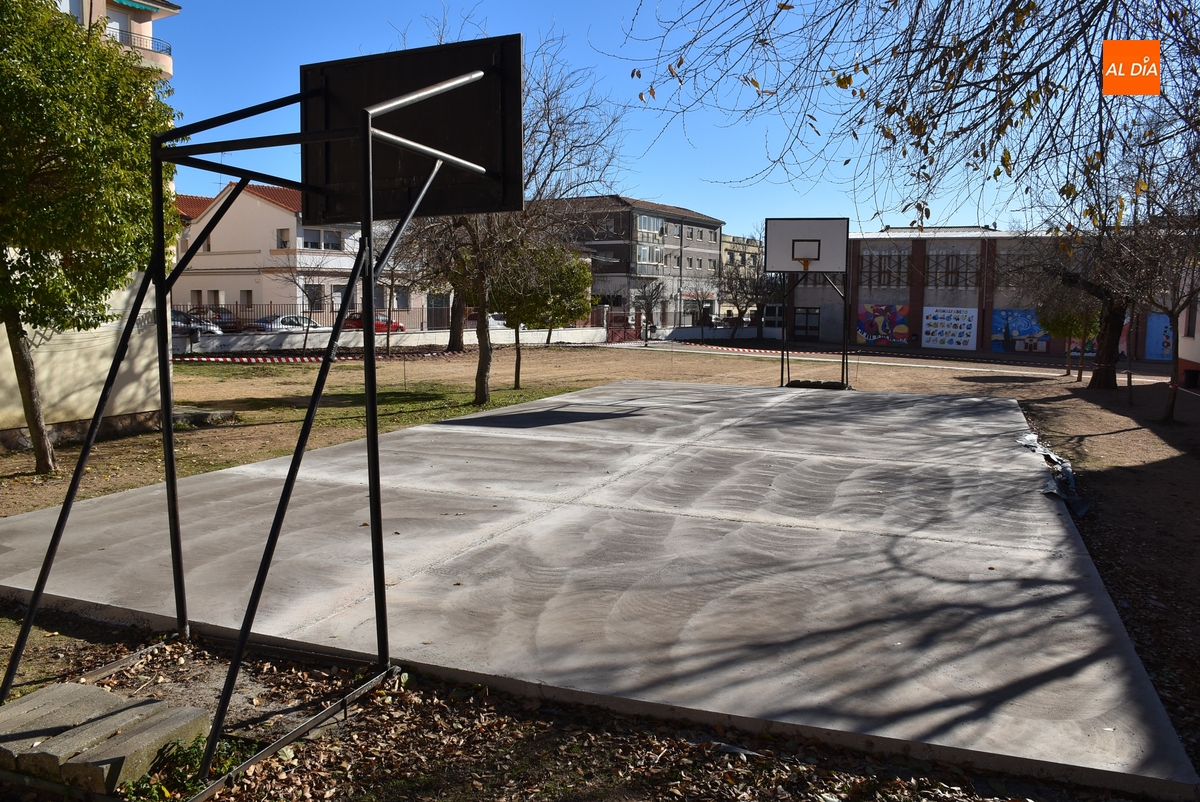 Remozada la pista de baloncesto del patio del Colegio San Francisco