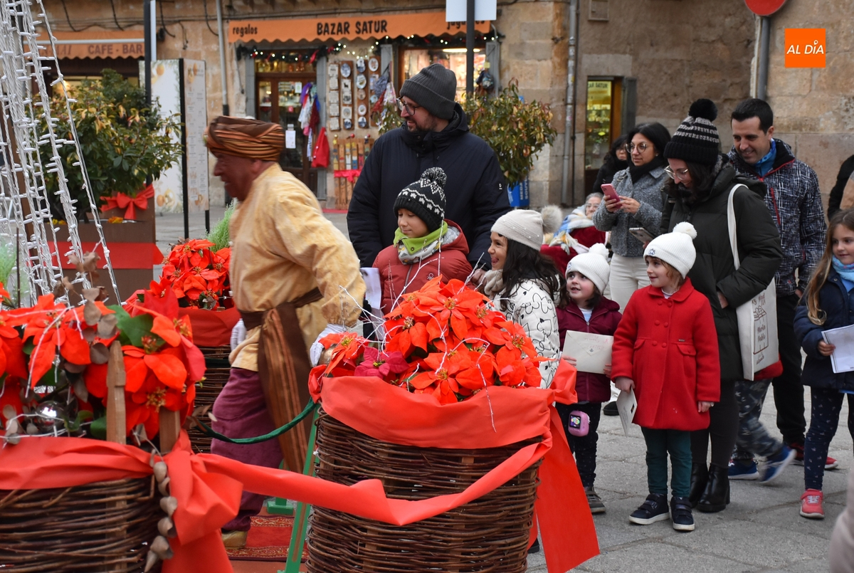 Niñ@s mirobrigenses y foraster@s entregan al Cartero Real sus misivas a los Magos de Oriente