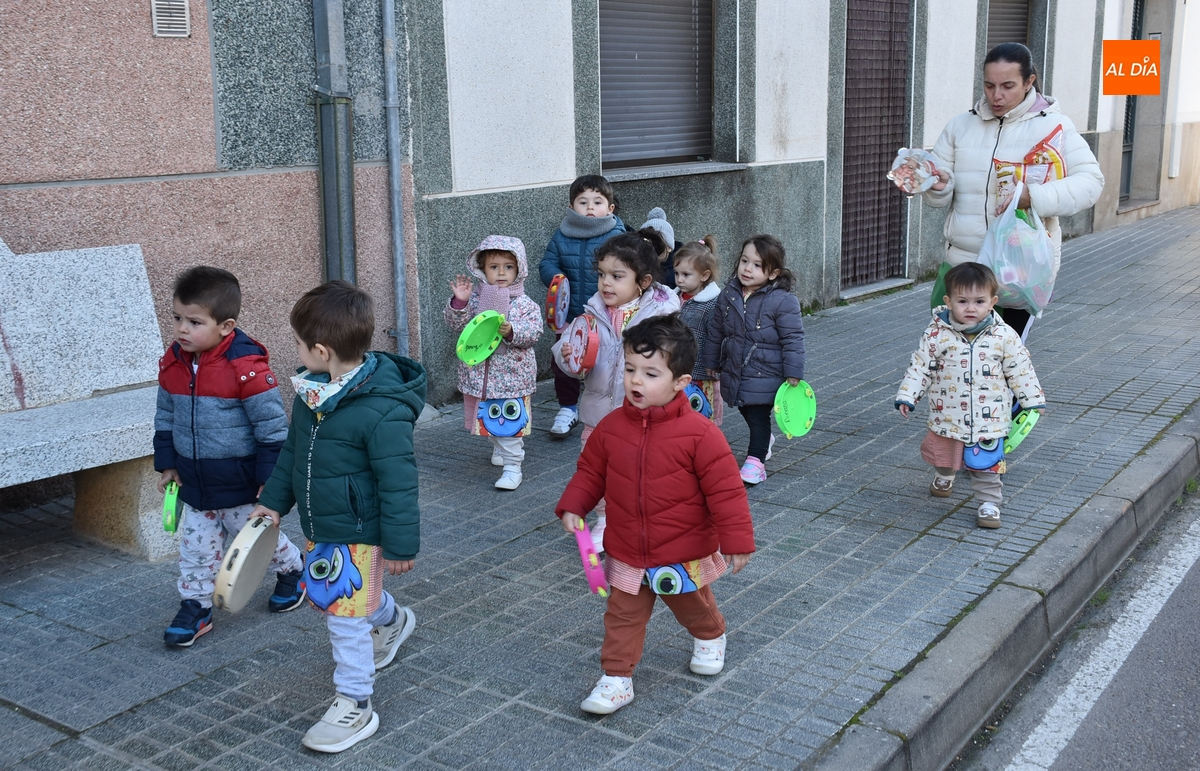 Los mayores de la Escuela Infantil salen a cantar el pujo por su barrio